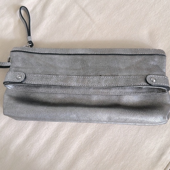 KENNETH COLE NEW YORK- GENUINE LEATHER WRISTLET/CLUTCH SILVER - Picture 4 of 13